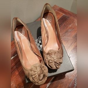 VINCE CAMUTO PUMP